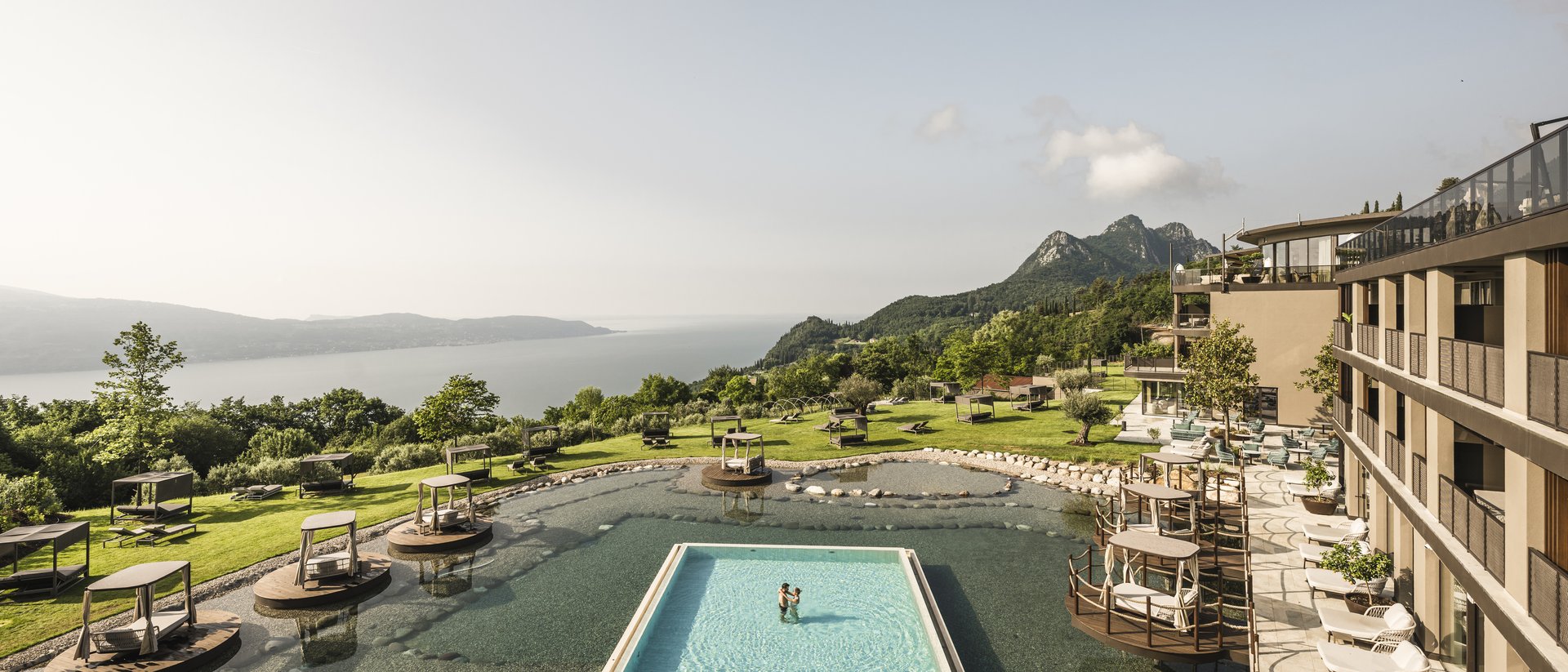 Hotel sul Lago di Garda con piscina e vista sul lago Hotel sul Lago di Garda con piscina e vista sul lago