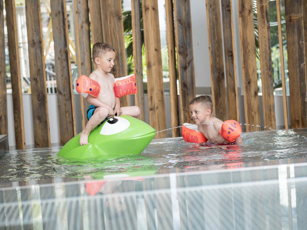 Visiting a luxury hotel at Lake Garda with kids