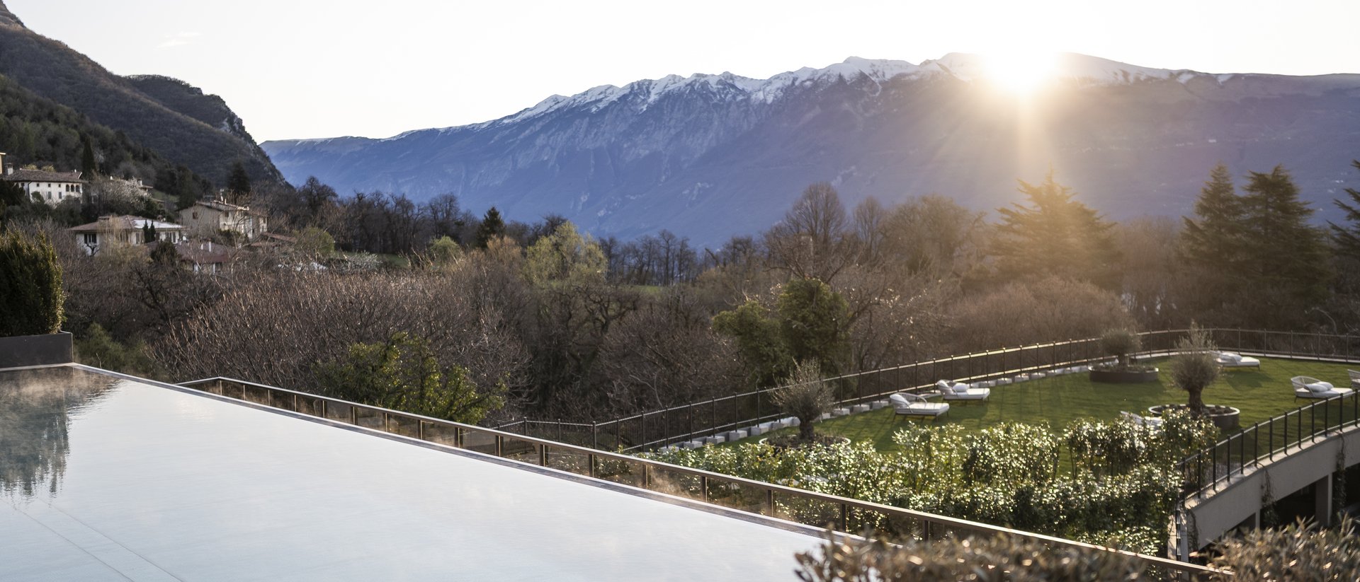 Hotel sul Lago di Garda con piscina e vista sul lago Hotel sul Lago di Garda con piscina e vista sul lago