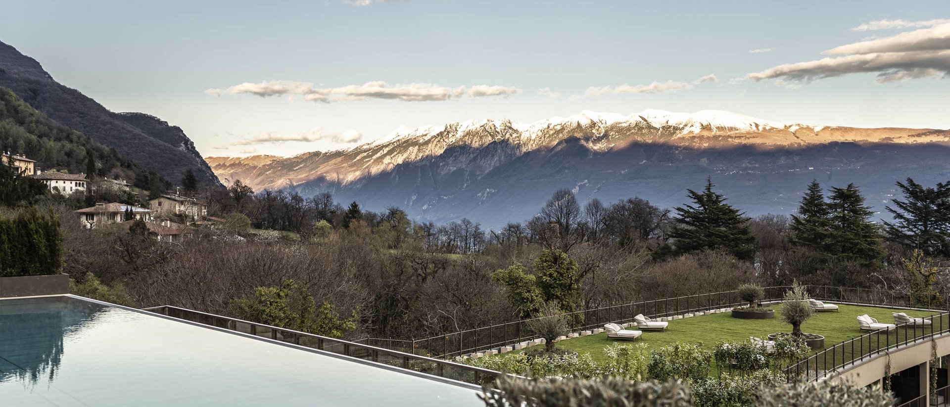 Hotel sul Lago di Garda con piscina e vista sul lago Hotel sul Lago di Garda con piscina e vista sul lago